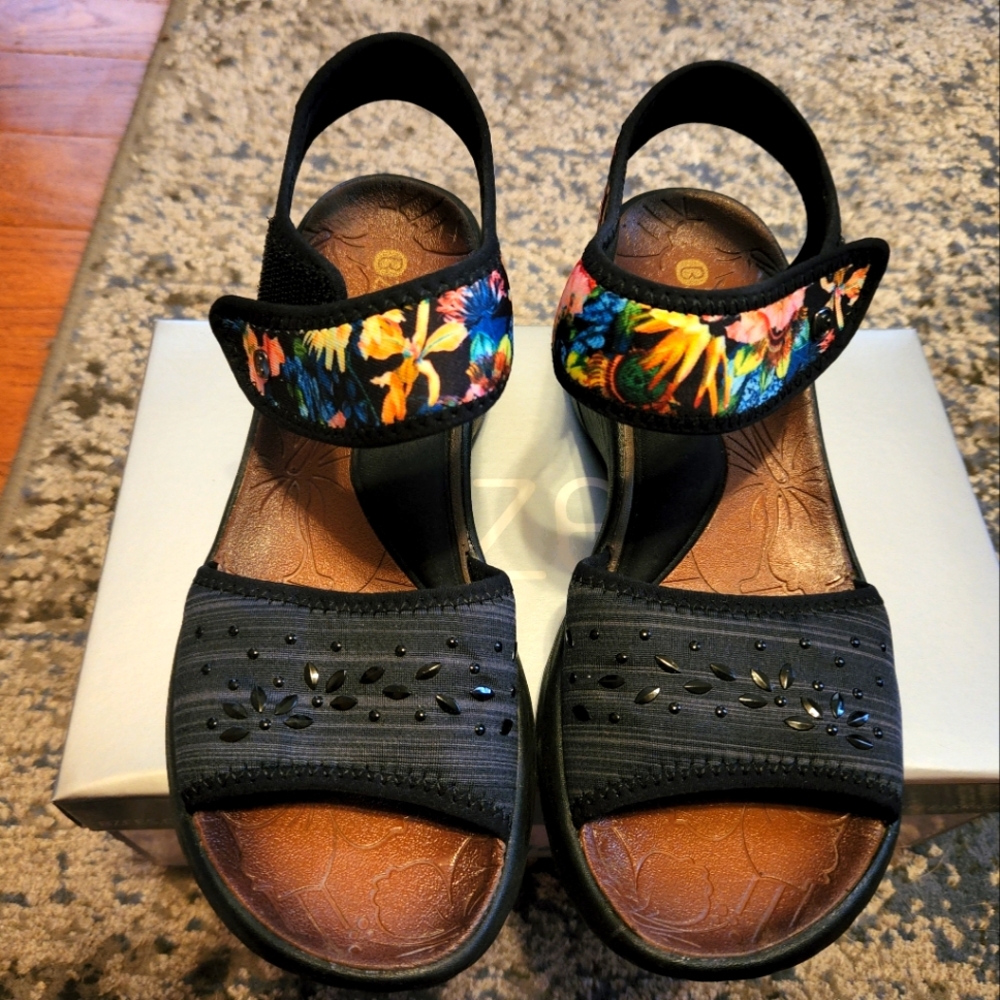 Blue Flower print Bzees wedges 8